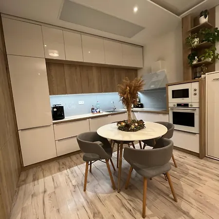 Cozy Close To The Center Apartment